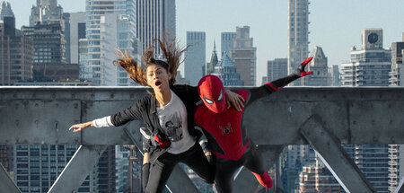 Absurder wird’s nicht: MJ und Spidey üben Shuffle Dance, in der ...