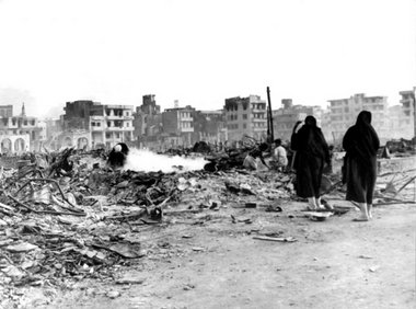 Blick auf die von britischen und französischen Bombern zerstörte... Blick auf die von britischen und französischen Bombern zerstörte...