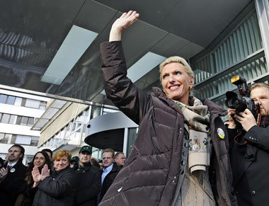 Maria-Elisabeth Schaeffler vor der Konzernzentrale in Herzogenau...
