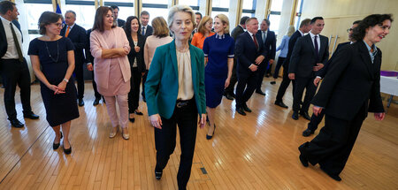 Die Präsidentin der EU-Kommission, Ursula von der Leyen, mit den...