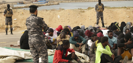 Tausende Flüchtlinge aus dem Afrika südlich der Sahara hängen in...