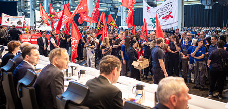 Sollen es ausbaden: Arbeiterinnen und Arbeiter protestieren vor ...