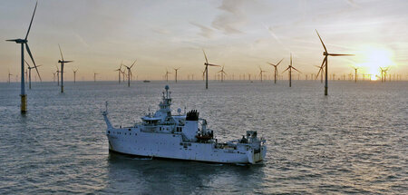 Belgisches Forschungsschiff in einem Windpark der Nordsee