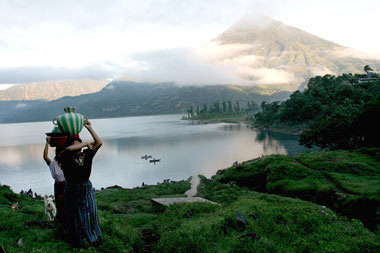 Umweltministerium? Zu teuer: Mayas in Santiago Atitlan beim Trag...