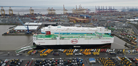 Ein Frachter aus China mit E-Autos der Marke BYD in Bremerhaven