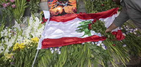 Trauerbekundungen vor der libanesischen Botschaft in Teheran