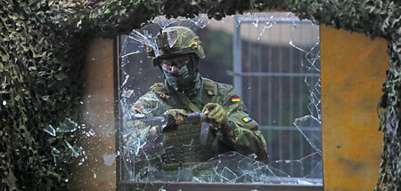 Ein Soldat der Luftlandebrigade 1 übt die Zerstörung eines Fenst...