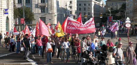 »Friede den Hütten, Kampf den Palästen«, fordern die Protestiere...