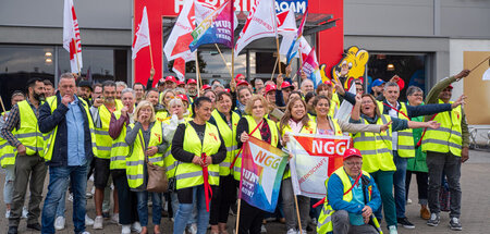 Starke Belegschaft (Montag vor dem Haribo-Werk in Neuss)