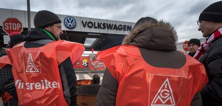 Gewerkschafter bei einem Warnstreik am Werktor von Volkswagen in...