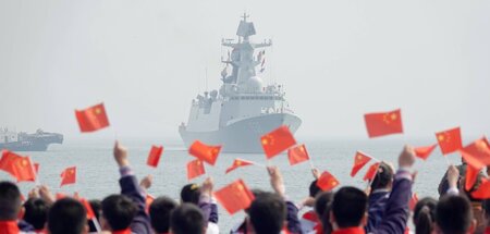 Chinesische Schulkinder begrüßen die Lenkraketenfregatte Yantai ...