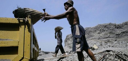 Für den Transport innerhalb Indonesiens: Beladung eines Lkws mit...