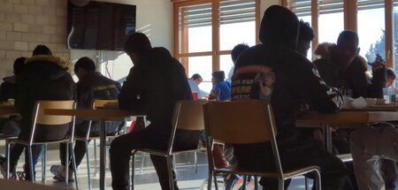 Bauernopfer der Rechten: Asylsuchende im Migrationszentrum in Gl...
