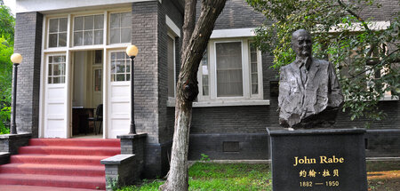 Statue in Gedenken an John Rabe vor dessen damaligem Wohnsitz in...