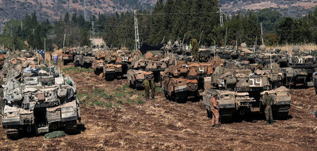Bereit zur Bodeninvasion? Israelische Militärfahrzeuge nahe der ... Bereit zur Bodeninvasion? Israelische Militärfahrzeuge nahe der ...