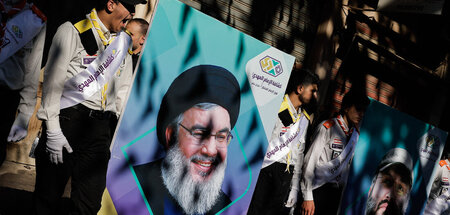 Porträt von Hasan Nasrallah auf der Trauerfeier für einen gefall...