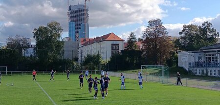 Blau-weißer Himmel an der Sonnenallee in Berlin-Neukölln