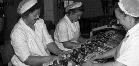 Arbeiterinnen in der Qualitätskontrolle der Spirituosenfabrik VE...