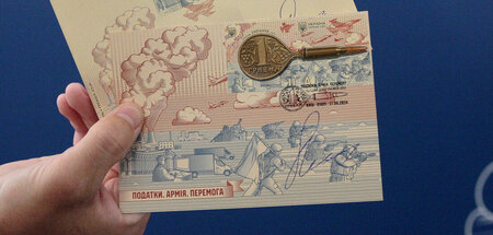 Steuern zu Patronen: Siegesbriefmarken, auf denen die Steuerzahl... Steuern zu Patronen: Siegesbriefmarken, auf denen die Steuerzahl...