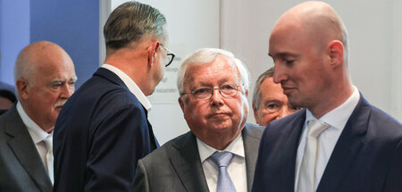 Christian Olearius (M.) neben seinem Anwalt Klaus Schünemann (r.... Christian Olearius (M.) neben seinem Anwalt Klaus Schünemann (r....