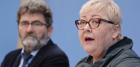 »SED-Opferbeauftragte« Evelyn Zupke (r.) neben Michael Windfuhr,...