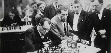 Schachweltmeister Alexander Aljechin bei der Schacholympiade in ...