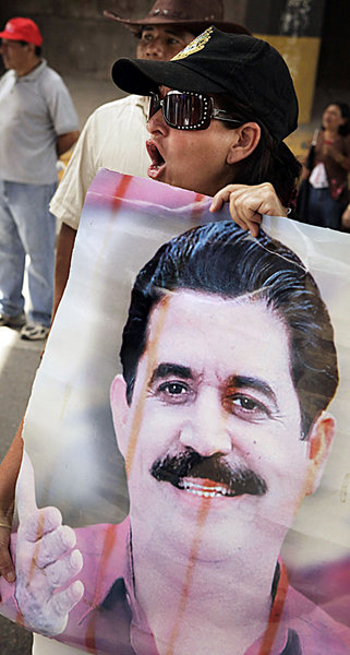 Protest in Tegucigalpa: Ein Demonstrant mit dem Bild des gestürz...