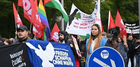 Im Sternmarsch zur großen Manifestation für den Frieden (Berlin,...