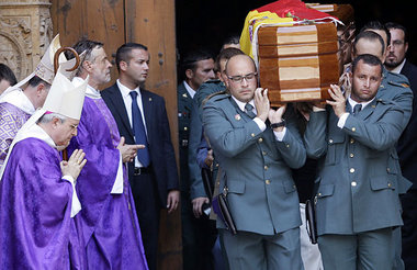Klerus und Zivilgarde tragen die Toten zu Grabe: Palma de Mallor...