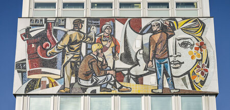 Der Zukunft zugewandt. Wandfries von Walter Womacka am Haus des ...