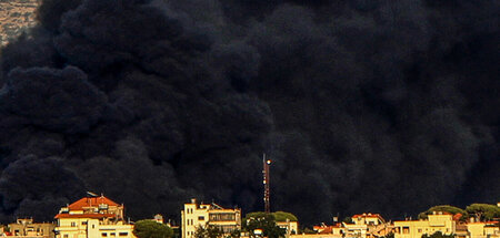 Der Tag wird zur Nacht bei dem israelischen Bombenangriff auf de...