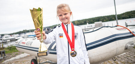 Jana Pietack mit Pokal und Medaille vor ihrem Schlauchboot (25.9...