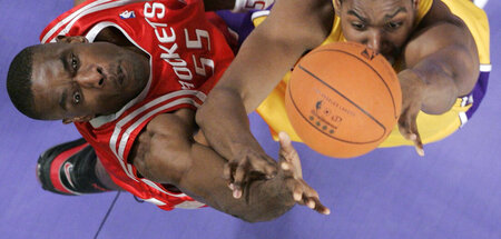 Dikembe Mutombo im Trikot der Houston Rockets (15. Dezember 2006...