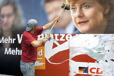 Plakate kleben für die CDU. In Bergisch-Gladbach sollen das Ein-... Plakate kleben für die CDU. In Bergisch-Gladbach sollen das Ein-...