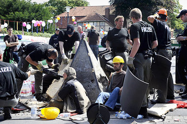 Antifas halten sich an einer Pyramide fest – und blockieren so e... Antifas halten sich an einer Pyramide fest – und blockieren so e...