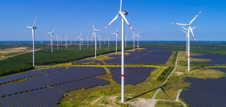 Windkraftanlagen werden wieder vermehrt aufgestellt, wobei das N...