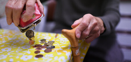 Es reicht nicht: Eine Rentnerin schüttet den Inhalt ihres Portem... Es reicht nicht: Eine Rentnerin schüttet den Inhalt ihres Portem...