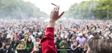 »420«: Legales Rudelkiffen um 16.20 Uhr am Brandenburger Tor (Be... »420«: Legales Rudelkiffen um 16.20 Uhr am Brandenburger Tor (Be...