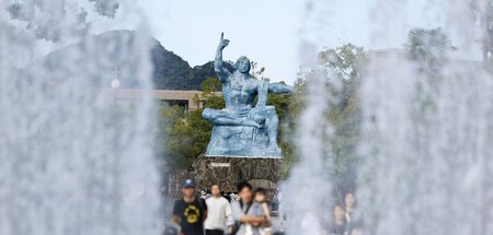 Den Opfern des zweiten Atombombenangriffs der Geschichte: Statue... Den Opfern des zweiten Atombombenangriffs der Geschichte: Statue...
