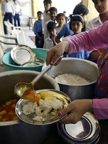 Mittagessen in einer Schule in Jammu. Preise machen Nahrung für ...
