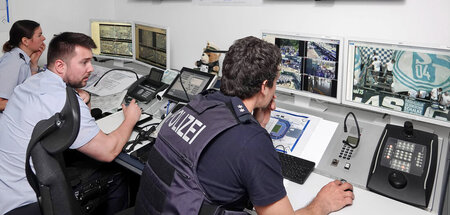 Testlauf beim Fußball: Massenüberwachung durch die Polizei in Ge... Testlauf beim Fußball: Massenüberwachung durch die Polizei in Ge...