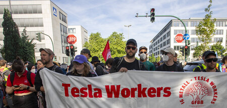 Gegen rechts und gegen Entrechtung: Tesla-Arbeiter protestieren ... Gegen rechts und gegen Entrechtung: Tesla-Arbeiter protestieren ...