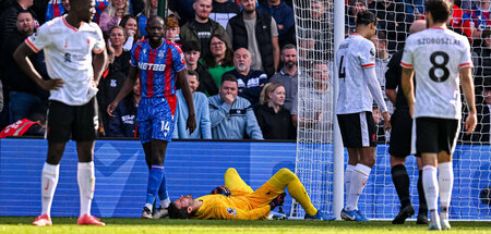 Autsch, das tut weh: Liverpools Torwart Alisson Becker verletzt ...