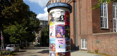 Romantisches Überbleibsel? Werbeplakate für Kulturveranstaltunge... Romantisches Überbleibsel? Werbeplakate für Kulturveranstaltunge...