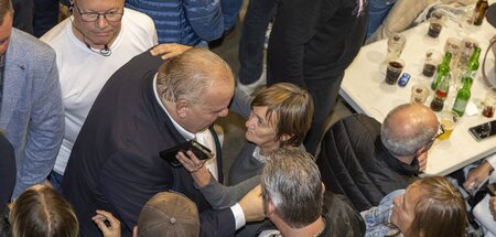 Sieht von oben nicht aus wie ein strahlender Sieger: Rechtsausle... Sieht von oben nicht aus wie ein strahlender Sieger: Rechtsausle...