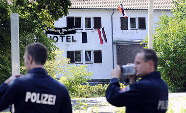 Polizisten durchsuchten am Dienstag das von Neonazis besetzte »H...