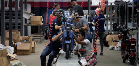 Dann eben mit Beijing: Montage eines chinesischen E-Motorrollers...