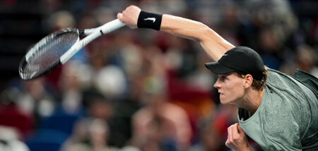 Jannik Sinner serviert im Finale des ATP Masters 1000 in Shangha... Jannik Sinner serviert im Finale des ATP Masters 1000 in Shangha...