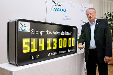 Mit dieser Biovielfaltsuhr will der NABU im Berliner Zoo vor dem...