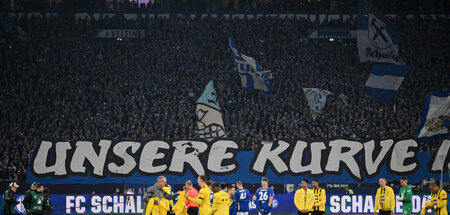 Banner von Schalke-Fans in der Nordkurve beim Spiel gegen Boruss...